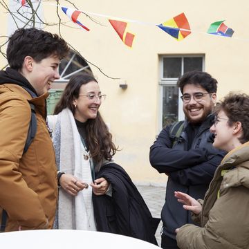 Internationale Studierende bei der Bauhaus Spring School auf dem Campus der Bauhaus-Universität Weimar. Foto: Carlos Santos
