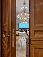 Blick durch einen Türspalt in einen Konferenzsaal