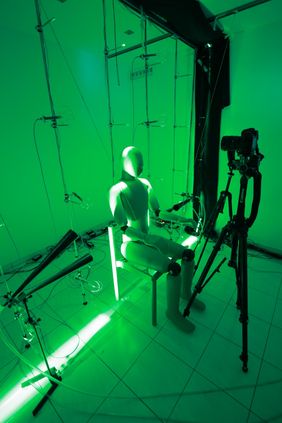 Klimakammer mit Manikin »Feelix« und Messtechnik, Foto: Professur Bauphysik
