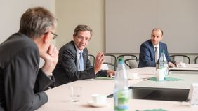 Universitätspräsident Prof. Dr. Winfried Speitkamp (Mitte) im Gespräch mit Prof. Dr. Uwe Plank-Wiedenbeck, Dekan der Fakultät Bauingenieurwesen (links), und Prof. Dr. Silvio Beier (rechts) während des Besuchs von Minister Tiefensee. (Foto: Matthias E Universitätspräsident Prof. Dr. Winfried Speitkamp (Mitte) im Gespräch mit Prof. Dr. Uwe Plank-Wiedenbeck, Dekan der Fakultät Bauingenieurwesen (links), und Prof. Dr. Silvio Beier (rechts) während des Besuchs von Minister Tiefensee. (Foto: Matthias Eimer)