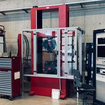 Elektromechanische Prüfmaschine 250 kN