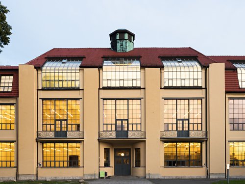 Die Bauhaus-Universität Weimar lädt zur Eröffnung der neugestalteten Außenanlagen in der Geschwister-Scholl-Straße 8 ein. (Foto: Tobias Adam)