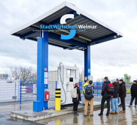 Emissionsfreier Nahverkehr in Weimar: Drei Wasserstoffbusse, eine Wasserstofftankstelle und eine extra Wasserstoffwerkstatt wurden 2023 auf dem Gelände der Stadtwirtschaft Weimar eingeweiht. Foto: Stadtwirtschaft Weimar