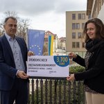 Mayor Peter Kleine and Susanne Riese at the check presentation. (Photo: City of Weimar)