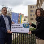 Oberbürgermeister Peter Kleine und Susanne Riese bei der Scheck-Übergabe. Foto: Stadt Weimar