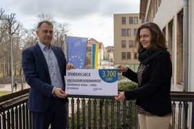 Oberbürgermeister Peter Kleine und Susanne Riese bei der Scheck-Übergabe. Foto: Stadt Weimar