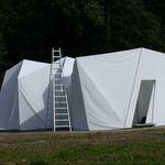 Der Licht-Klangpavillon steht seit dieser Woche an der Elsteraue in Greiz und zieht Ende September weiter nach Weimar. (Bauhaus-Universität Weimar, MediaArchitecture)