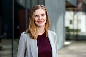 Luise Göbel, Juniorprofessorin für Werkstoffmechanik an der Bauhaus-Universität Weimar, referiert auf der Tagung zu nachhaltigen Baustoffen. Foto: Lisa Seibt, Kuckkuckdesign Luise Göbel, Juniorprofessorin für Werkstoffmechanik an der Bauhaus-Universität Weimar, referiert auf der Tagung zu nachhaltigen Baustoffen. Foto: Lisa Seibt, Kuckkuckdesign