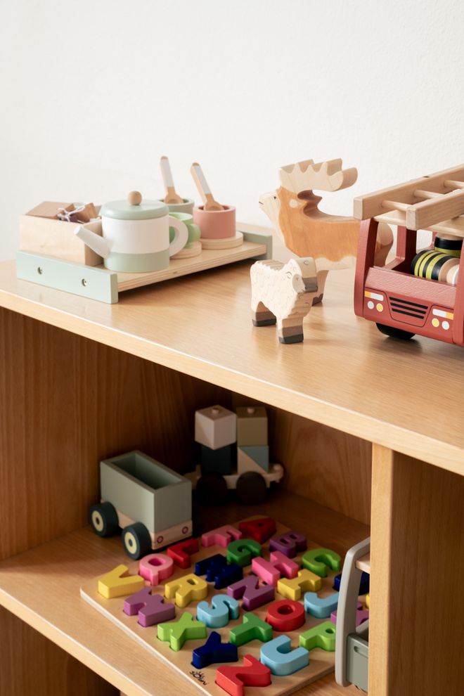 »Family Work Space« mit Schreibtisch, Computer, Telefon und jeder Menge Spielzeug für verschiedene Altersgruppen.