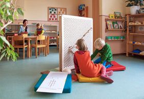 »Liliton« besteht aus zwei Holzplatten mit insgesamt 1.033 Steckplätzen ...
