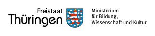 Logo des Freistaats Thüringen und des Thüringer Ministeriums für Bildung, Wissenschaft und Kultur mit Landeswappen und schwarzem Schriftzug auf hellem Hintergrund.