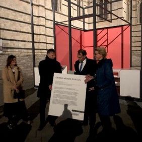 Übergabe des Pavillons an die Stadt Siena durch den Oberbürgermeister Peter Kleine und die Vertreterin der Fakultät Architektur und Urbanistik der Bauhaus-Universität Weimar Julia Heinemann (Foto: Bauhaus-Universität Weimar) Übergabe des Pavillons an die Stadt Siena durch den Oberbürgermeister Peter Kleine und die Vertreterin der Fakultät Architektur und Urbanistik der Bauhaus-Universität Weimar Julia Heinemann (Foto: Bauhaus-Universität Weimar)