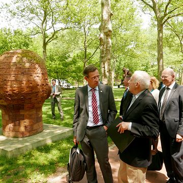 Am 18. Mai empfingen in New York der Präsident des Pratt Institutes Prof. Thomas Schutte und sein Vize-Präsident Prof. Kirk Pillow die Gäste und führten sie über den Campus.