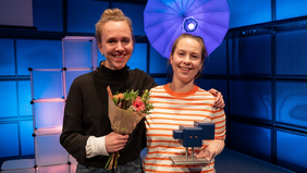 Foto der Preisträgerinnen mit Blumen und Pokal