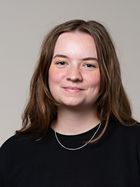 (c) Tobias Adam Porträtfoto einer lächelnden Frau mit langem Haar