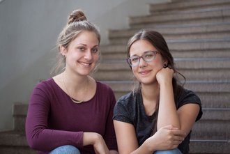Larissa Siemon (links) und Katharina Wohlleben studieren Produkt-Design an der Fakultät Gestaltung (Foto: Barbara Cimžar)