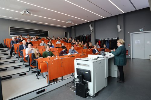 Frau Prof. Andrea Osburg eröffnete die Tagung im Hörsaalgebäude der Bauhaus-Universität Weimar. Foto: Dana Höftmann