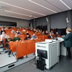 Frau Prof. Andrea Osburg eröffnete die Tagung im Hörsaalgebäude der Bauhaus-Universität Weimar. Foto: Dana Höftmann