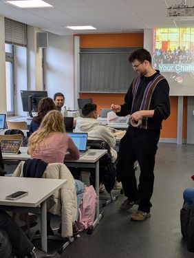Elias Flory von der Gründungswerkstatt neudeli begleitet die Teams durch die Startup-Challenge. Bauhaus-Universität Weimar, Foto: Dana Höftmann