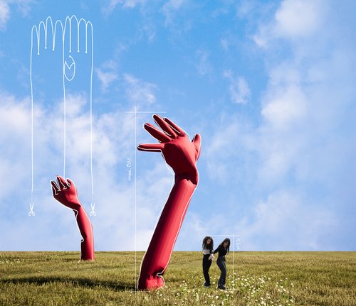 Visuelle Simulation des Größenverhältnisses zwischen den Händen und den Performerinnen (Hände 8 m, Performerinnen 1,6 m)