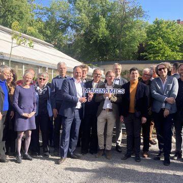 Die zahlreichen Partner des Exzellenzclusters »Imaginamics. Practices and Dynamics of Social Imagining« anlässlich der Verkündung der Exzellenzvergabe im Botanischen Garten in Jena. Foto: Claudia Weinreich