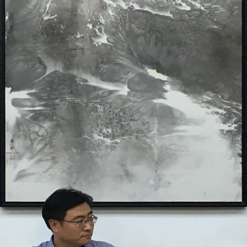 Abb.: Zhao Wumian vor einer seiner Arbeiten (Foto: Bernd Rudolf)