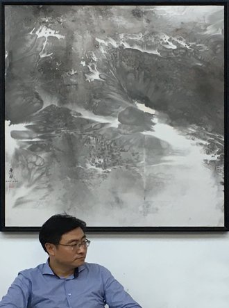 Abb.: Zhao Wumian vor einer seiner Arbeiten (Foto: Bernd Rudolf)