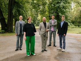Das neue Präsidiumsteam an der Bauhaus-Universität Weimar v.l.n.r.: Kanzler Dr. Horst Henrici, Dr. Ulrike Kuch, Vizepräsidentin für gesellschaftliche Transformation, Dr. Simon Frisch, Vizepräsident für Lehre und Lernen, Präsident Prof. Peter Benz sowie Prof. Dr. Timon Rabczuk, Vizepräsident für Forschung und Projekte. Foto: Bauhaus-Universität Weimar/ Dominique Wollniok