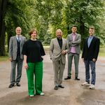 Das neue Präsidiumsteam an der Bauhaus-Universität Weimar v.l.n.r.: Kanzler Dr. Horst Henrici, Dr. Ulrike Kuch, Vizepräsidentin für gesellschaftliche Transformation, Dr. Simon Frisch, Vizepräsident für Lehre und Lernen, Präsident Prof. Peter Benz sowie Prof. Dr. Timon Rabczuk, Vizepräsident für Forschung und Projekte. Foto: Bauhaus-Universität Weimar/ Dominique Wollniok
