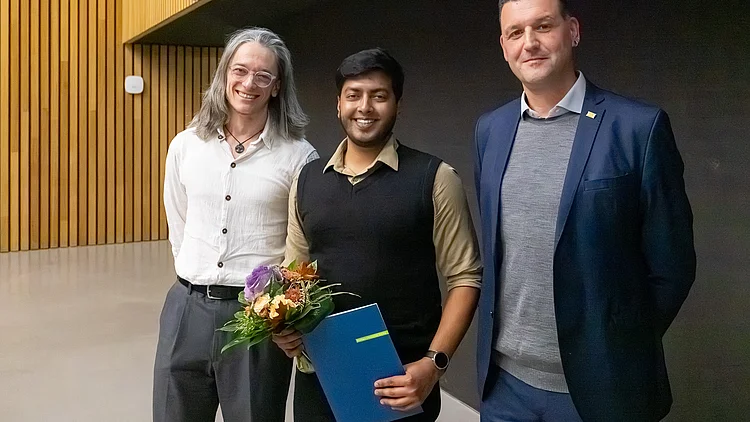 Bei der feierlichen Verleihung des DAAD-Preises 2026 an der Bauhaus-Universität Weimar: Jun.-Prof. Dr. Robert Spang, DAAD-Preisträger Mubtasim Islam Sabik und Universitätspräsident Prof. Peter Benz (v.l.). Foto: Matthias Eckert
