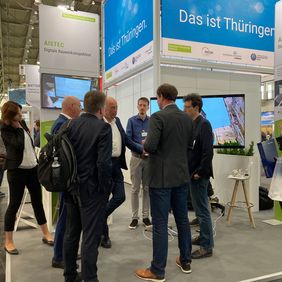 Minister Wolfgang Tiefensee (TMWWDG) am Stand der Bauhaus-Universität Weimar im Gespräch mit Marcel Helmrich und Norman Hallermann vom Projekt »AISTEC« bei der Hannover Messe 2022 (Foto: Konstanze Bleul)