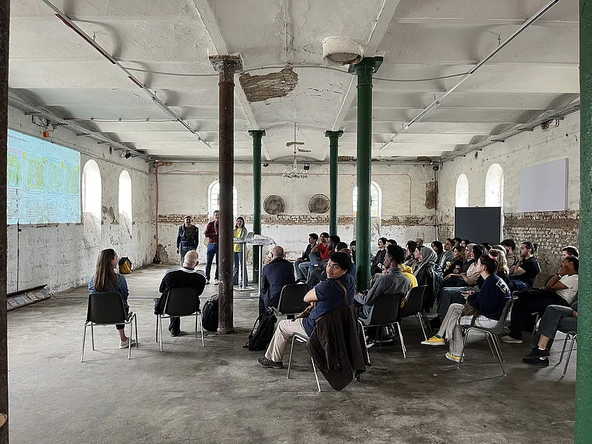 Lecture on site about the new urban planning project in the city of Vienna: RothNeusiedl   (Image: Lisa Lindemann)