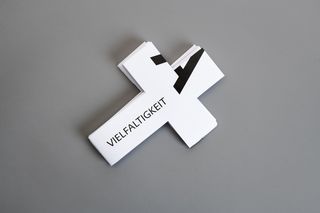 Chaos-Buch »Vielfaltigkeit« von Nina Buchendorf und Ming YI, Foto: Nina Buchendorf und Ming YI Foto des Chaos-Buches »Vielfaltigkeit«, es ist kreuzförmig