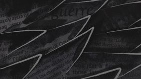 Abstrakte schwarz-graue Bildfläche mit überlagerten Textfragmenten im Hintergrund. Weiße, gezackte Linien verlaufen diagonal über das Bild und erzeugen ein dynamisches Muster.