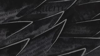 Abstrakte schwarz-graue Bildfläche mit überlagerten Textfragmenten im Hintergrund. Weiße, gezackte Linien verlaufen diagonal über das Bild und erzeugen ein dynamisches Muster.