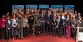 Die Preisträger*innen, ihre Förder*innen sowie der Botschafter der Französischen Republik in Deutschland, François Delattre, Präsidentin der DFH, Eva-Martha Eckkrammer und Vizepräsident der DFH, Philippe Gréciano. (Jacek Ruta/DFH-UFA)