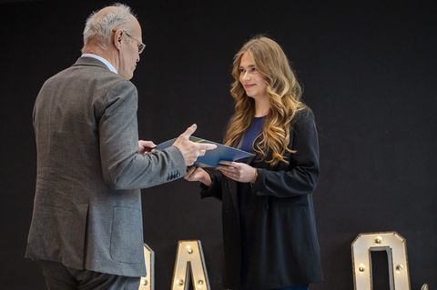 Förderpreis des Verbands der Baubranche, Umwelt- und Maschinentechnik e. V. (VDBUM) Für ihre Masterarbeit zum Thema Genehmigungsverfahren für Großraum- und Schwertransporte (GST) im Bauwesen wurde Absolventin Claudia Föllmer mehrfach ausgezeichnet. Bauhaus-Universität Weimar, Foto: Thomas Müller