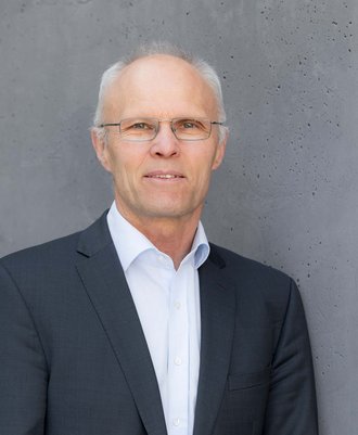 Porträtfoto von Prof. Hans-Joachim Bargstädt.
