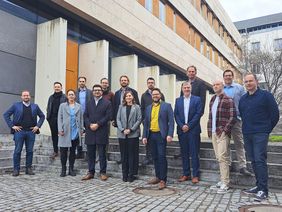 Personengruppe steht vor einem modernen Gebäude: Gründungstreffen des Koordinierungskreises der Regionalgruppe Thüringen des Netzwerks buildingSMART. Bauhaus-Universität Weimar, Foto: Prof. Jürgen Melzner