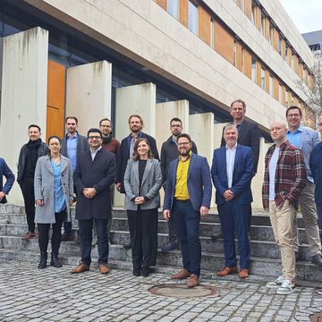 Personengruppe steht vor einem modernen Gebäude: Gründungstreffen des Koordinierungskreises der Regionalgruppe Thüringen des Netzwerks buildingSMART. Bauhaus-Universität Weimar, Foto: Prof. Jürgen Melzner