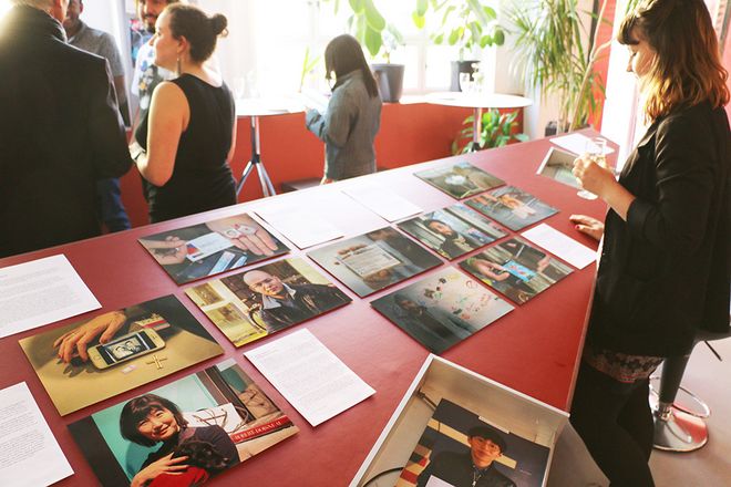 Im Rahmen der »summaery2017« und im Anschluss an die Verleihung zeigte eine Ausstellung im Foyer des Campus.Office Fotos, die das Engagement und die Arbeit der PreisträgerInnen illustrieren. Foto: Lisa Gulden