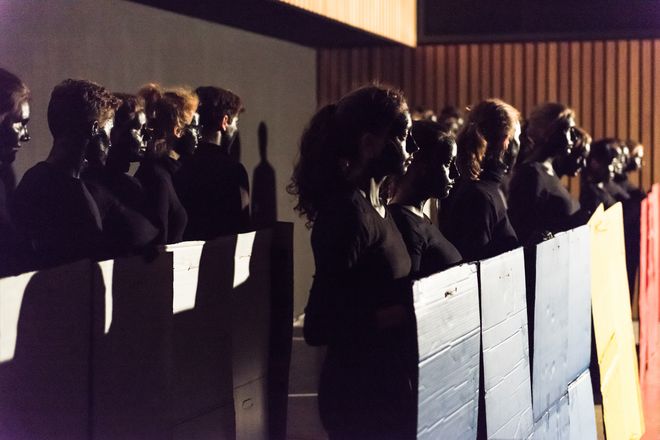 140 Erstsemesterstudierende bildeten mit ihrer Performance »lichtschattenspiel« den künstlerischen Rahmen der Graduierungsfeier. (Foto: Tobias Adam)