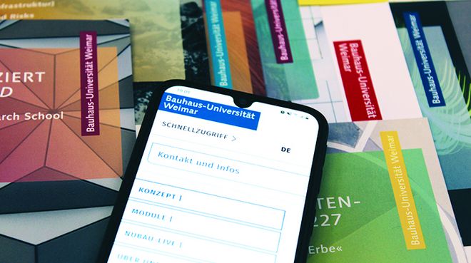 Foto von Drucksachen mit Uni-Logo