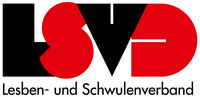 Das Schriftlogo zeigt oben das Akronym »LSVD«. Das L und das V sind schwarz, das S und das D rot. Darunter stehen schwarz auf weiß die »Worte »Lesben- und Schwulenverband«. 