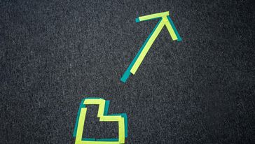 Ein Pfeil, der von einem Herz nach oben rechts weg zeigt