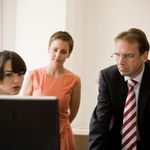 Ministerpräsident Althaus mit Kollegiatinnen des IKKM (Jens Hauspurg)