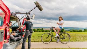 [Translate to English:] Dreharbeiten für das studentische Filmprojekt »Unter Wasser lila« 2021 © Bauhaus-Universität Weimar Foto: Yavor Minchev