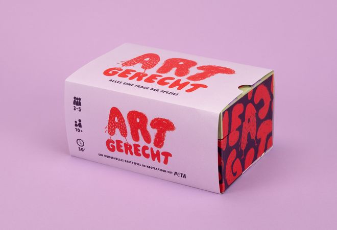 Closed game box from »ARTGERECHT« by Anna Buhler: the packaging shows the title of the board game and the subtitle »Alles eine Frage der Spezies«.