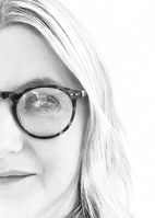 (c) Bettina Lehmann schwarz-weiß Fotografie der linken Gesichtshälfte einer Frau mit Brille