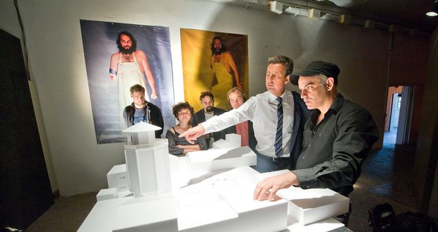 Eine Führung mit HP Grossmann über das Gelände und die Visionen in Miniatur. Stefan Krauss, Canan Yilmaz, Benedikt Braun, Dr. Thomas Hartung, Jochen Staschewski und HP Grossmann (v.l.)